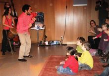 Les enfants sont venus très nombreux applaudir le spectacle.  Photo Marie-France Perriol