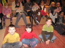 Les enfants se sont installés dans la salle d'animation de la médiathèque.  Photo Marie-France Perriol