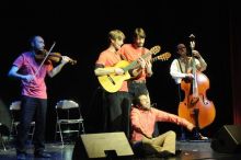 O Také a ravi petits et grands, mêlant une musique rythmée au conte de Murielle Guerrero-Gillet.  Photo Jerome Schmitt